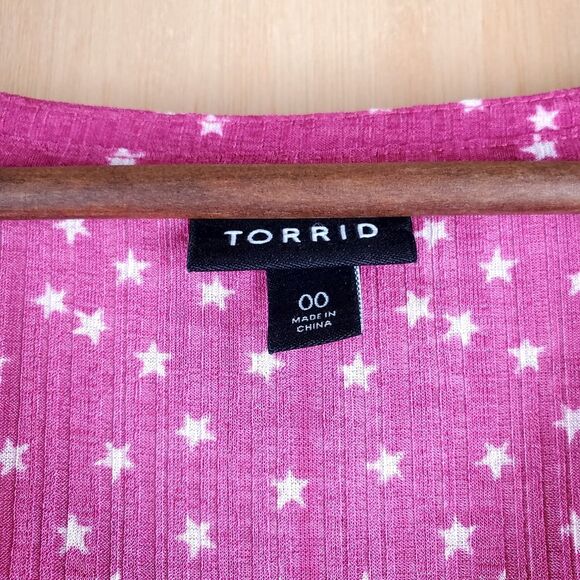 TORRID Magenta Star Crepe Button-Down Tank in Size 00 (M) - Picture 4 of 7
